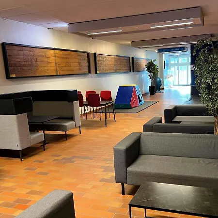 אכסניה Idraetscenter - - *